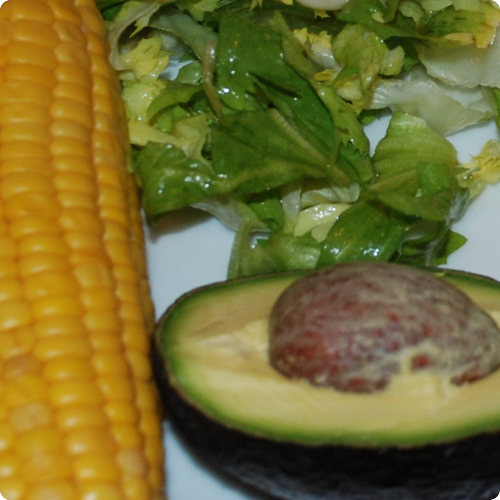 Salat mit Maiskolben und Avocado