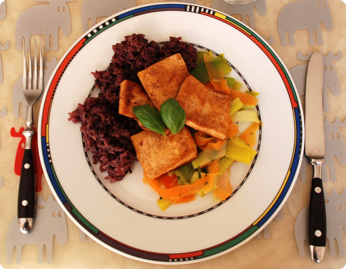 Glasiertes Tofu mit Karotten-Lauch-Gemüse und lila Reis