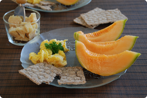 Rührei mit Melone und Käse